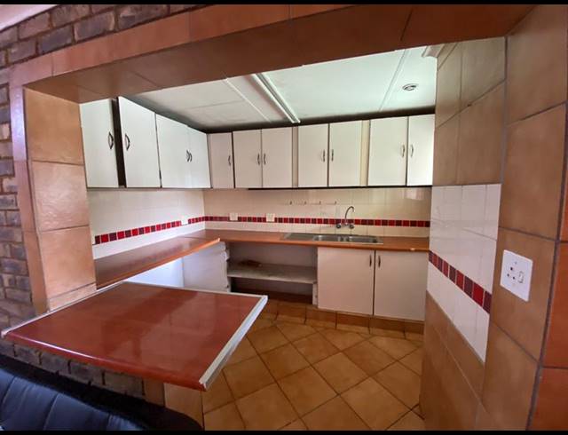 11 BEDROOM HOUSE FOR SALE IN CLAYVILLE EAST